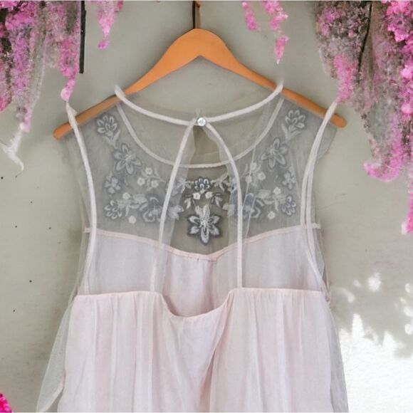 EUC Hollister Pink Tulle Floral Embroidered Top Size XS - Picture 4 of 6